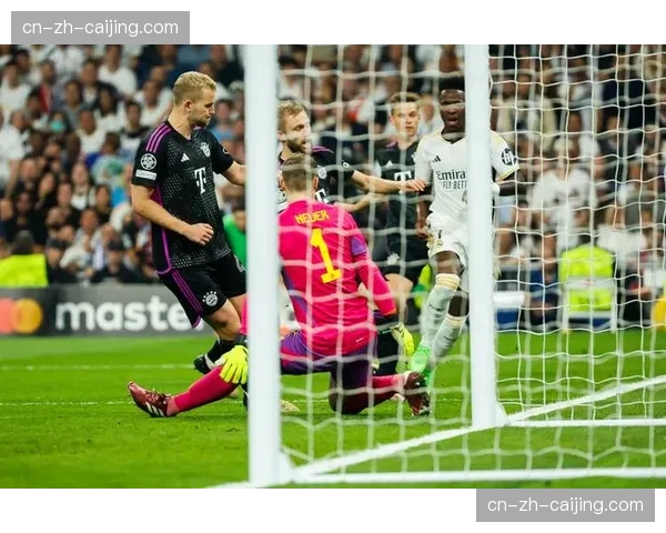 诺伊尔扑救后与吕迪格相撞,队医紧急入场治疗 诺伊尔扑救后与吕迪格相撞,队医紧急入场治疗