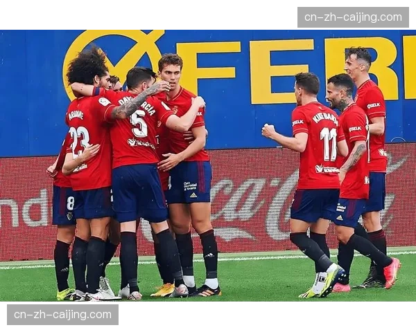 风雨同舟：随军远征的利兹联球迷在球队大比分落后时依然高歌不止